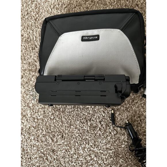 Audiovox Portable dvd player 6x8 inches black and carrying case - Picture 5 of 12